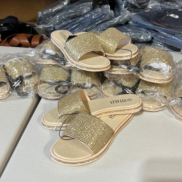 Glitter Slides Women’s Spa Sandals Gold W/Sparkle Trim
Multiple Sizes Available - Picture 3 of 8